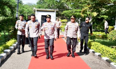 Wakapolri Komjen Pol. Dr. Dedi Prasetyo Tiba di Kupang, Disambut Hangat Kapolda NTT
