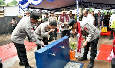 Wakapolri Bersama Perwakilan Akpol ’90 Dhira Brata Resmikan Sumur Bor dan Serahkan Bantuan untuk 2.983 Warga Pengungsi Lewotobi di Huntara II Konga