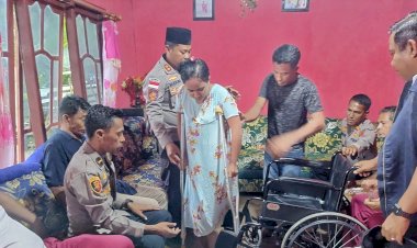 Kursi Roda Bagi Warga, Diserahkan Langsung Oleh Kapolres Rote Ndao
