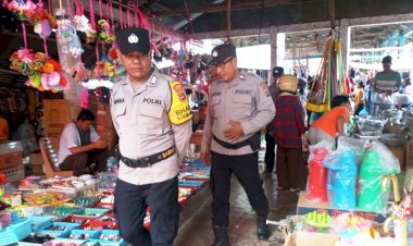 Jamin Kenyamanan Masyarakat, Personel Polsek Rote Barat Laut Tingkatkan Pengamanan di Pasar Busalangga
