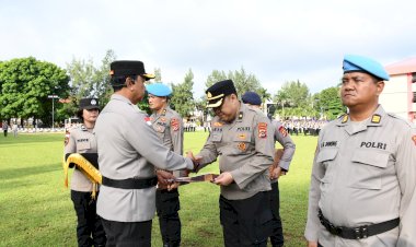 Apresiasi Tinggi Pimpinan: Wakapolda Serahkan Penghargaan Kapolda NTT kepada 32 Personel yang Ukir Prestasi dan Dedikasi