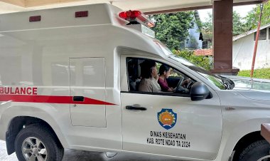 Wujud Polri Untuk Masyarakat Polsek Lobalain Bantu  Bawa Mobil Ambulance Antar Pasien Ibu Hamil