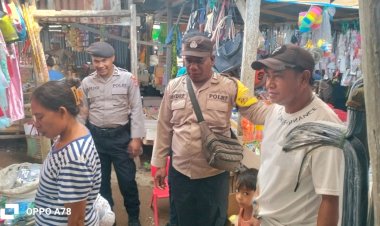K2YD Polsek Rote Selatan Pastikan Kenyamanan Masyarakat di Pasar Oele