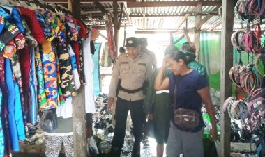 Patroli Dialogis Personel Polsek Rote Barat Laut di Pasar Busalangga