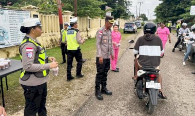 Satuan Lalu Lintas Polres Rote Ndao Bagi Takjil Kepada Pengguna Jalan, Wujud Kepedulian di Bulan Ramadhan 1447 H