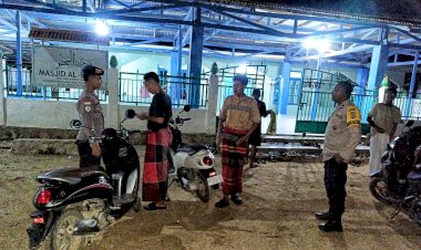 Personel Polsek Rote Timur Lakukan Pengamanan Sholat Tarawih, Jaga Kamtibmas Tetap Kondusif