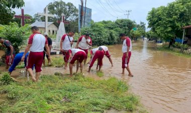 Ditpolairud Polda NTT Turun Tangan Bantu Warga Desa Bolok Bersihkan Rumah Usai Banjir