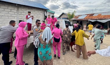Polsek Rote Timur Bagi Takjil Bagi Masyarakat Jelang Buka Puasa