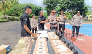 Optimalisasi Komunikasi, TIK Polres Rote Ndao Distribusi HT Bagi Pejabat Polres dan Kapolsek Jajaran