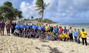 Polsek Rote Barat dan Masyarakat Bersihkan Sampah di Pesisir Pantai Nemberala