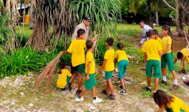 Bhabinkamtibmas Pulau Nuse  dan Siswa Gotong Royong Bersihkan Sampah di Pantai Nuse