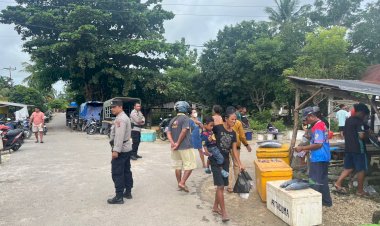 Pengamanan di Pasar Busalangga, Polsek Rote Barat Laut Pastikan  Kenyamanan Masyarakat Saat Beraktifitas