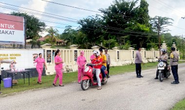 Polsek Rote Barat Daya Bagikan Takjil Gratis Didepan Mapolres  Rote Ndao