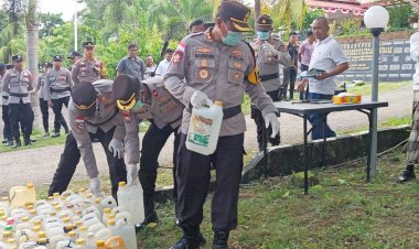 Polres Rote Ndao Lakukan Pemusnahan 550 Liter Miras Lokal Hasil KRYD