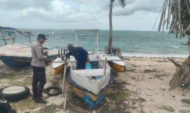 Patroli di Pantai Nemberala, Polsek Rote Barat Himbau Warga Jangan Melaut Saat Cuaca Ekstrim