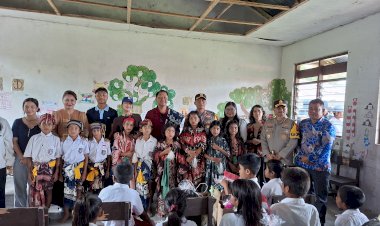 Peduli Pendidikan di Sumba Timur, Wakapolda NTT Beri Bantuan Untuk Siswa dan Sekolah
