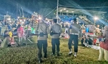 Patroli Jalan Kaki Personel Polsek Lobalain di Area Expo UMKM  Rote Ndao