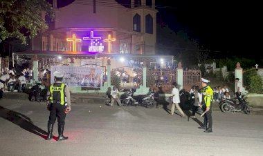 Sat Lantas Polres Rote Ndao Lakukan Pengamanan Pawai Obor Perayaan Paskah 2026