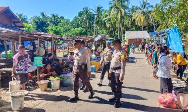 Polsek Rote Barat Laut Lakukan Patroli Dialogis di Pasar Busalangga, Pastikan Kamtibmas Tetap Kondusif