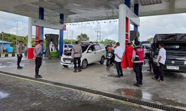 Polsek Pantaibaru Lakukan Pengamanan di SPBU Edalode, Pastikan Distribusi BBM Aman