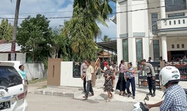 Wujudkan Rasa Aman Saat Ibadah, Personel Polsek Lobalain Lakukan Pengamanan di Gereja