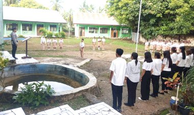 Personel Polsek Rote Barat Daya Sebagai Pemimpin Upacaradi SMK Kencana Sakti Lidamanu