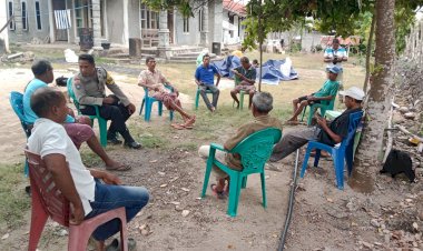 Bhabinkamtibmas Desa Oenitas Sambangi Warga, Sampaikan Edukasi Pembinaan Kamtibmas