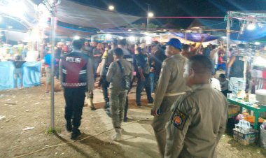 Petugas Hentikan  Permainan  Ketangkasan di Pameran EXPO UMKM Rote Ndao