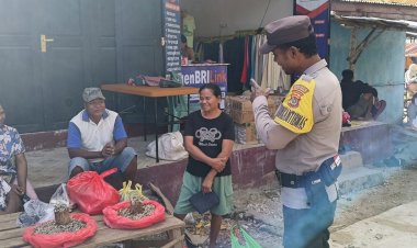Personel Polsek Rote Barat Laut Lakukan Pengamanan di Pasar Busalangga Pastikan Kenyamanan Masyarakat
