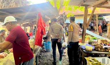 Jamin Keamanan Masyarakat, Personel Polsek Rote Barat Daya Laiukan Pengamanan di Pasar Sakubatun