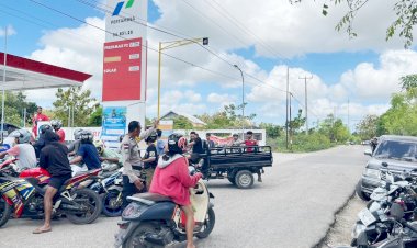 Diskresi Personel Polsek Rote Barat Laut Untuk Ciptakan Kamseltibcarlantas di Area SPBU