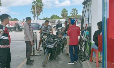 Pastikan Kenyamanan Masyarakat, Polsek Rote Barat Lakukan Pengamanan di SPBU Sedeoen