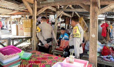 Polsek Rote Barat Laut Lakukan Pengamanan di Pasar Busalangga, Ciptakan Rasa Aman dan Tertib