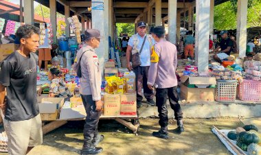 Pastikan Masyarakat Merasa Aman, Polsek Rote Barat Daya Lakukan Pengamanan di Pasar Tudameda