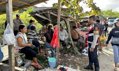 Pastikan Keamanan Masyarakat, Polsek Rote Selatan Lakukan Pengamanan di Pasar Oele