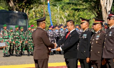 Puncak Hari Bhayangkara ke 80, Kapolres Rote Ndao Serahkan Penghargaan Kepada Personel dan Masyarakat Yang Mendukung Polri Dalam Tugas