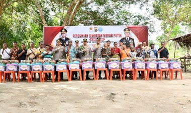 Kapolda NTT Salurkan Bantuan Sosial kepada Warga Desa Benu Usai Resmikan Jembatan Merah Putih