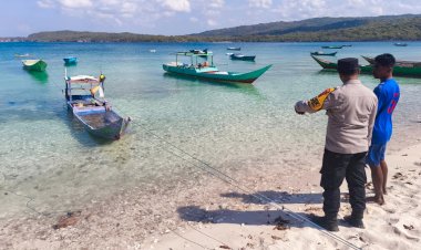 Kapal Terbalik di Desa Landu Karena Kemudi Patah, Seluruh Penumpang Selamat.
