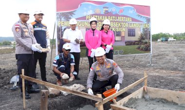 Kunjungan Kerja di Rote Ndao, Kapolda NTT Lakukan Peletakan Batu Pertama Pembangunan  Polsubsektor Landu Leko