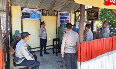 Tingkatkan Pam Swakarsa, Polsek Lobalain dan Masyarakat Perbaiki Pos Kamling Namondao Atensi Kapolda NTT