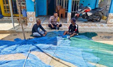 Bhabinkamtibmas Polsek Pantaibaru Sambangi Warga Pesisir, Ajak Warga Hindari Penangkapan Ikan Dengan Bahan Peledak