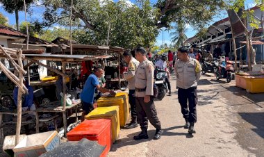 Patroli Jalan Kaki di Pasar Busalangga, Polsek Rote Barat Laut Pastikan Kenyamanan Masyarakat