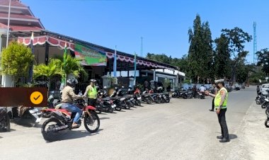 Pastikan Keamanan dan Kenyamanan Sholat Jumat, Satuan Lalu Lintas Polres Rote Ndao Lakukan Pengaturan Arus Lalu Lintas