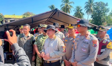Wakapolda NTT Dampingi Astamaops Kapolri Tinjau Posko Pengungsian Korban Gempa di Reo