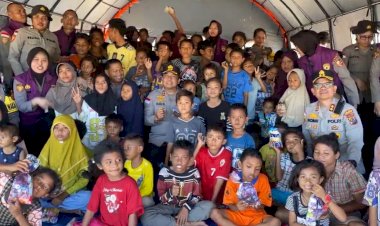 “Anak-Anak Korban Bencana Tak Boleh Kehilangan Harapan”, Pesan Kapolda NTT di Tengah Pengungsian Gempa
