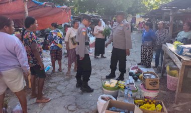 Patroli Dialogis di Pasar Siomeda, Personel Polsek Rote Tengah Ajak Warga Jaga Kamtibmas