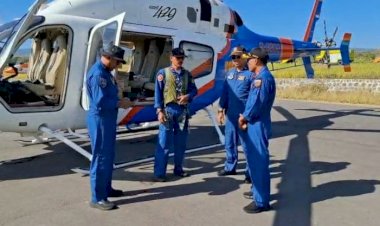 Polri Lakukan Airdrop Bantuan untuk Warga Kampung Landor yang Masih Terisolasi