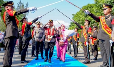 Natoni, Tarian Daerah hingga Pedang Pora, Sambut Kehadiran Kapolda NTT Irjen Pol. Reza Arief Dewanto di Mapolda