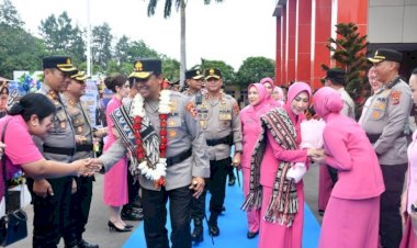 Haru dan Penuh Makna, Tradisi Pelepasan Komjen Pol. Rudi Darmoko di Mapolda NTT Diiringi Pesan: Teruslah Menjadi Inspirasi dan Teladan