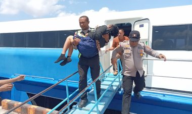 Aksi Heroik dan Humanis Anggota Polres Rote Ndao, Menggendong Penumpang Sakit Saat Turun Dari Kapal Cepat